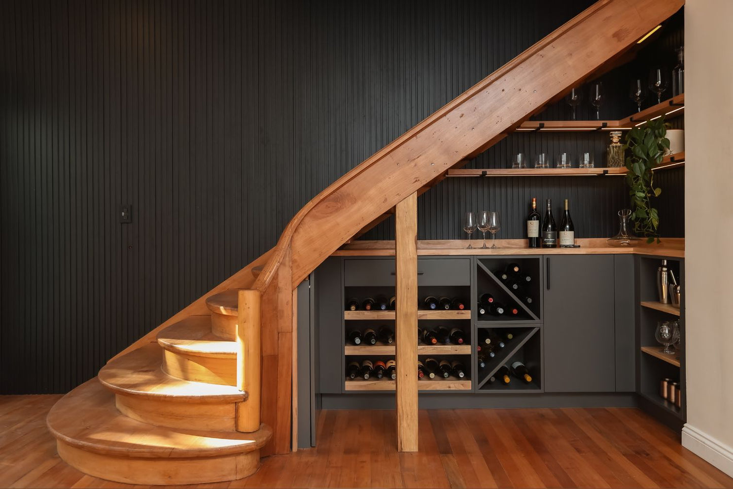 La cava debajo de la escalera: un rincón inesperado convertido en experiencia