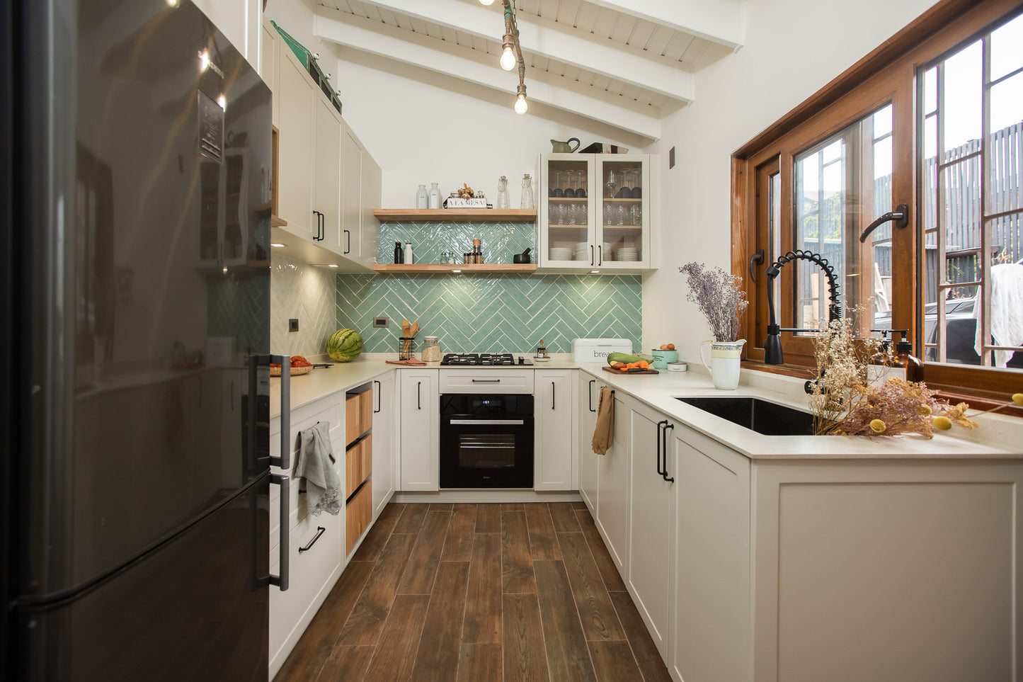 Espacio y Encanto: Cocina Óptima y Acogedora