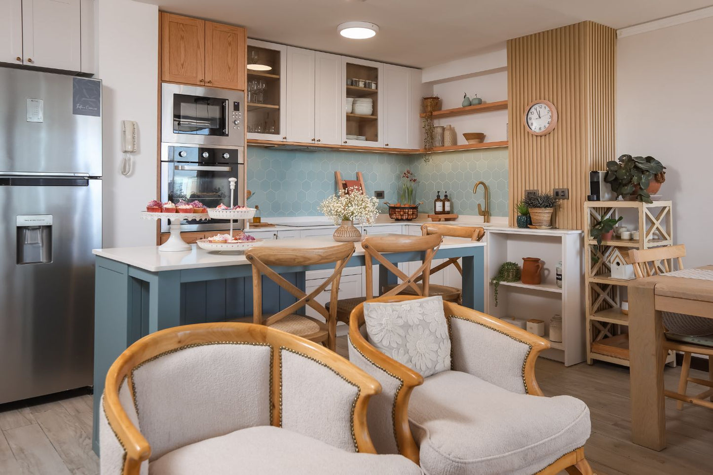 La cocina y sala de estar de Paula: un hogar que inspira creatividad